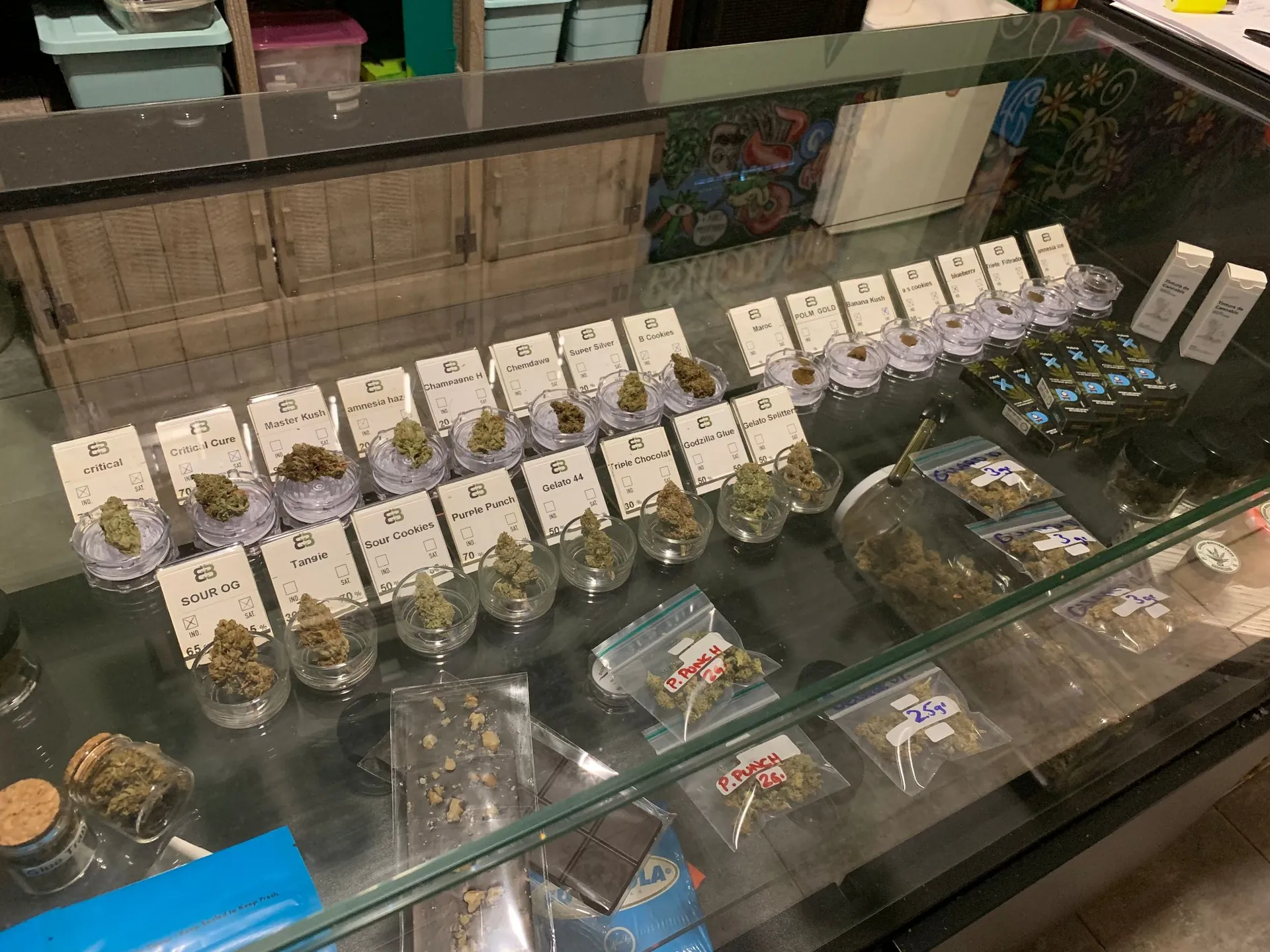  Gläser mit verschiedenen Cannabis-Sorten in einem Coffeeshop-Dispensary  